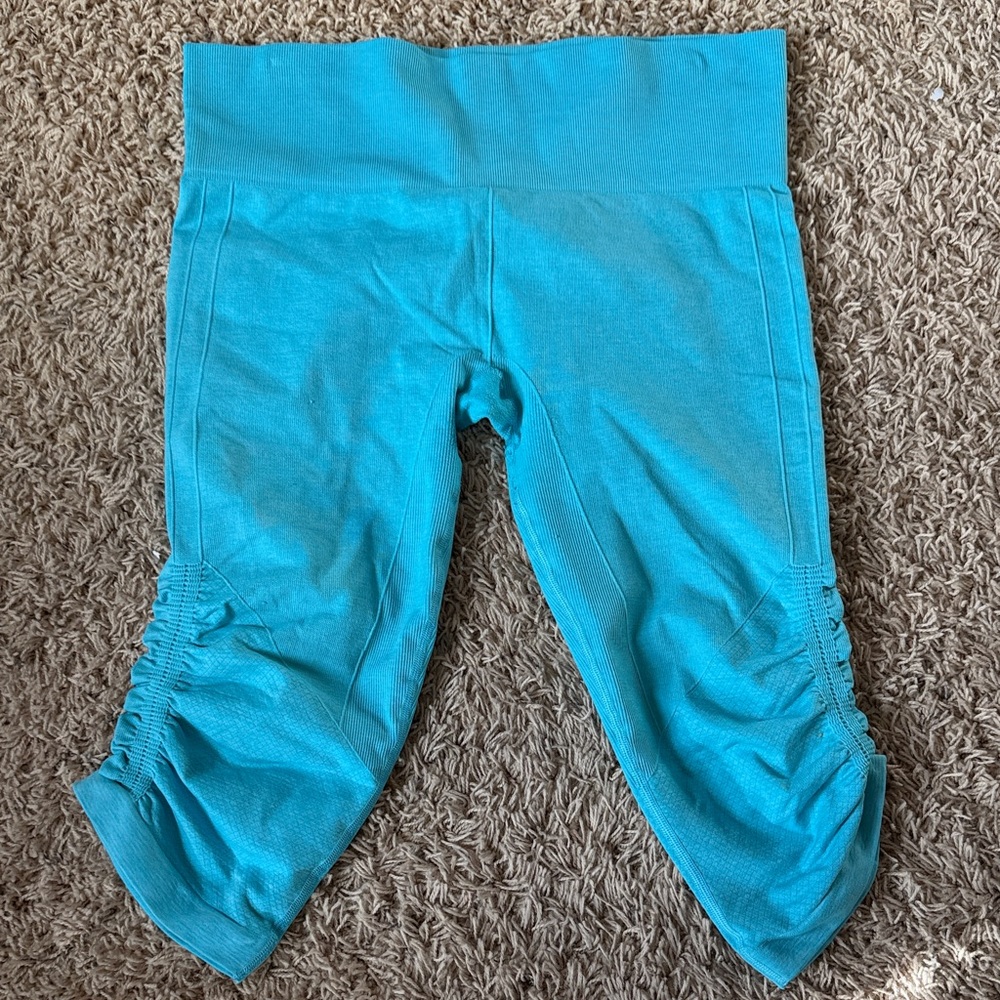 Lululemon In The Flow Crop II Heathered Blue Tropics in Size 8/10